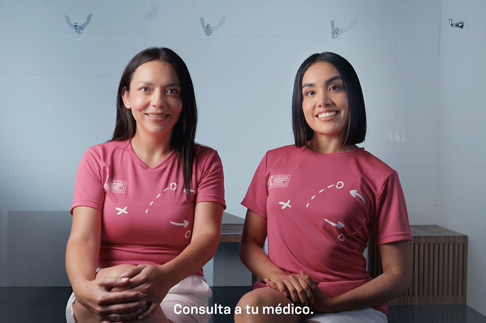 Jugadoras explicando la autoexploración mamaria